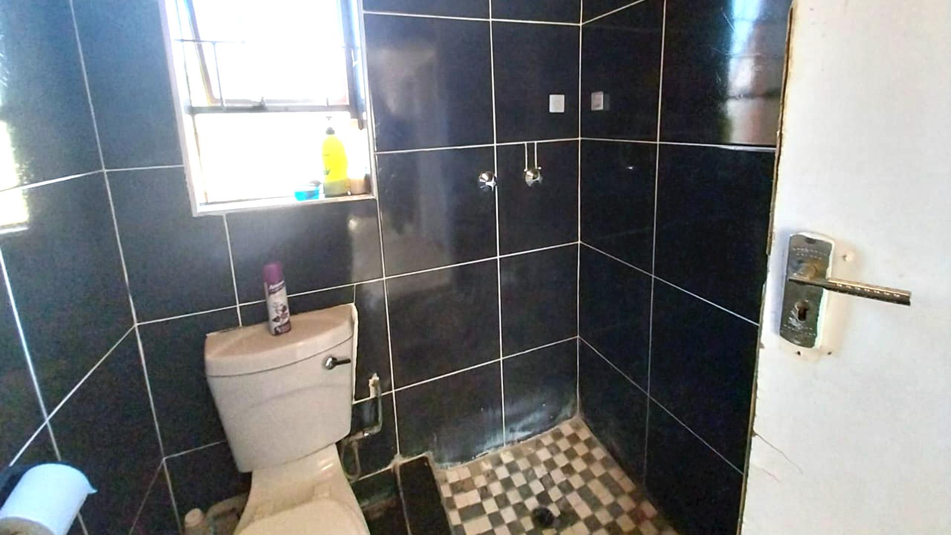Bathroom 1 of property in Mmabatho