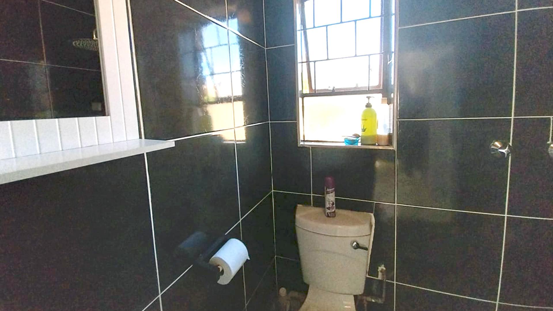 Bathroom 1 of property in Mmabatho
