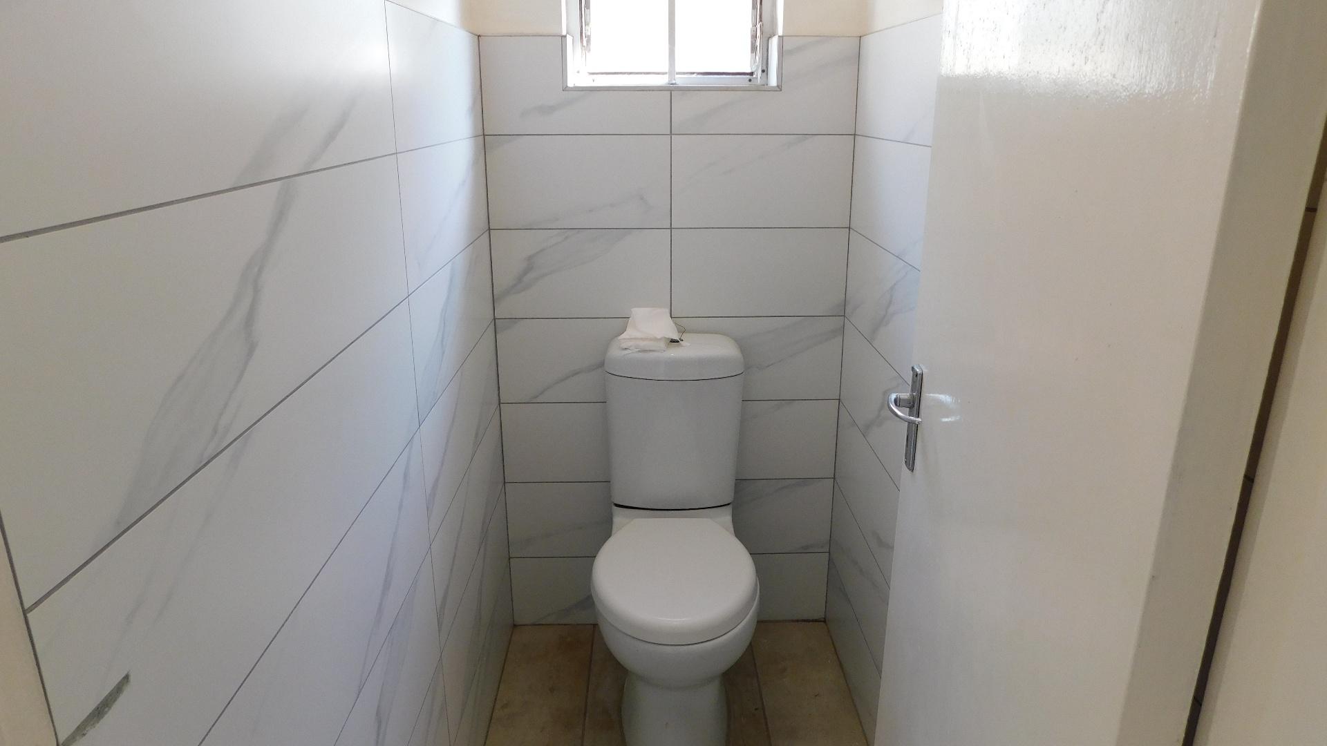 Bathroom 1 - 8 square meters of property in Umtentweni