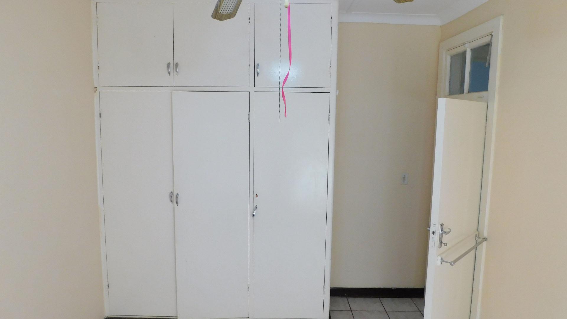 Bed Room 1 - 14 square meters of property in Umtentweni