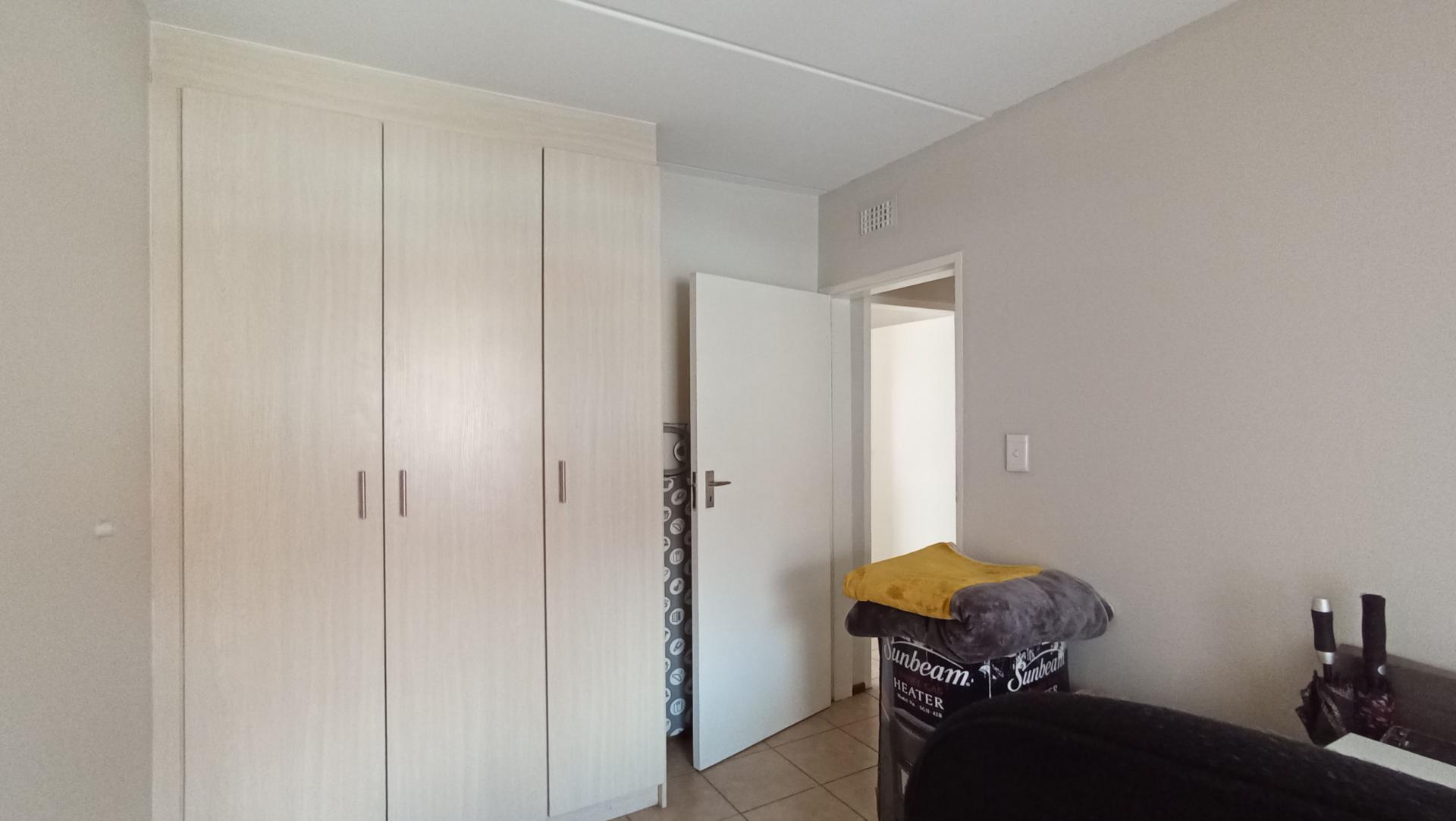 Bed Room 2 - 9 square meters of property in Erand Gardens