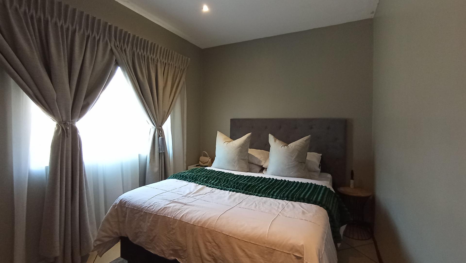 Bed Room 2 - 9 square meters of property in Monavoni