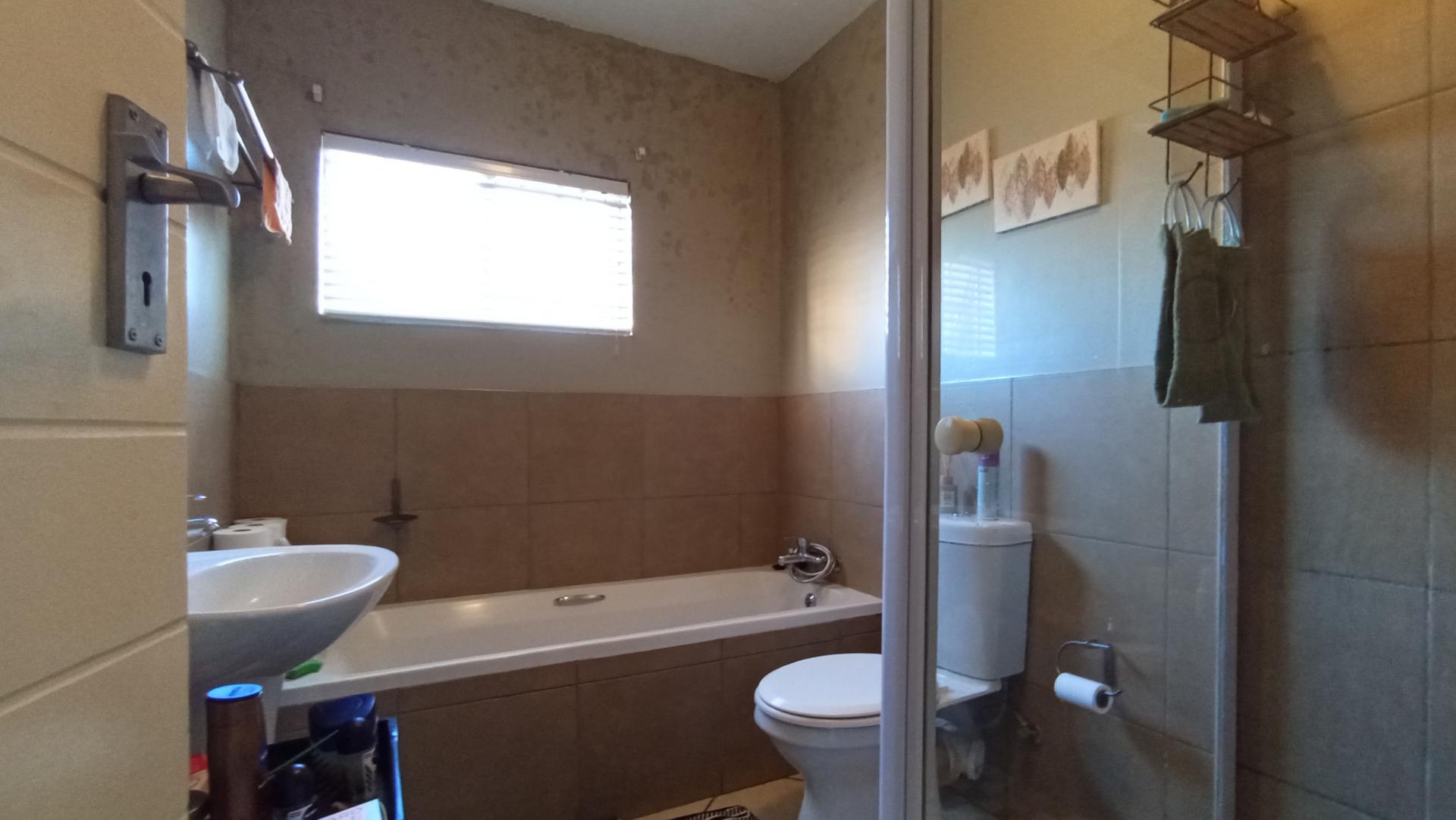 Bathroom 1 - 5 square meters of property in Monavoni
