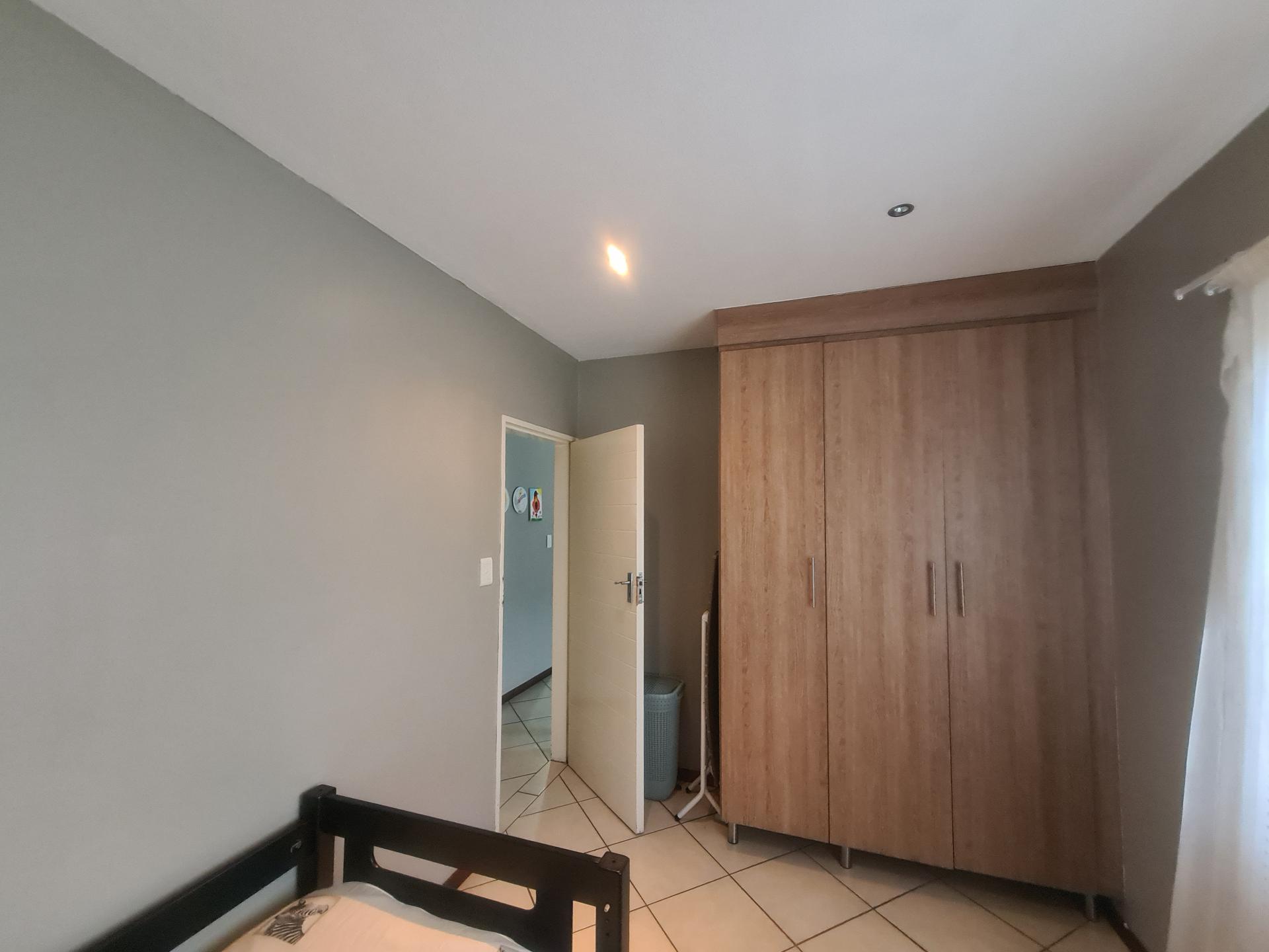 Bed Room 1 - 9 square meters of property in Monavoni