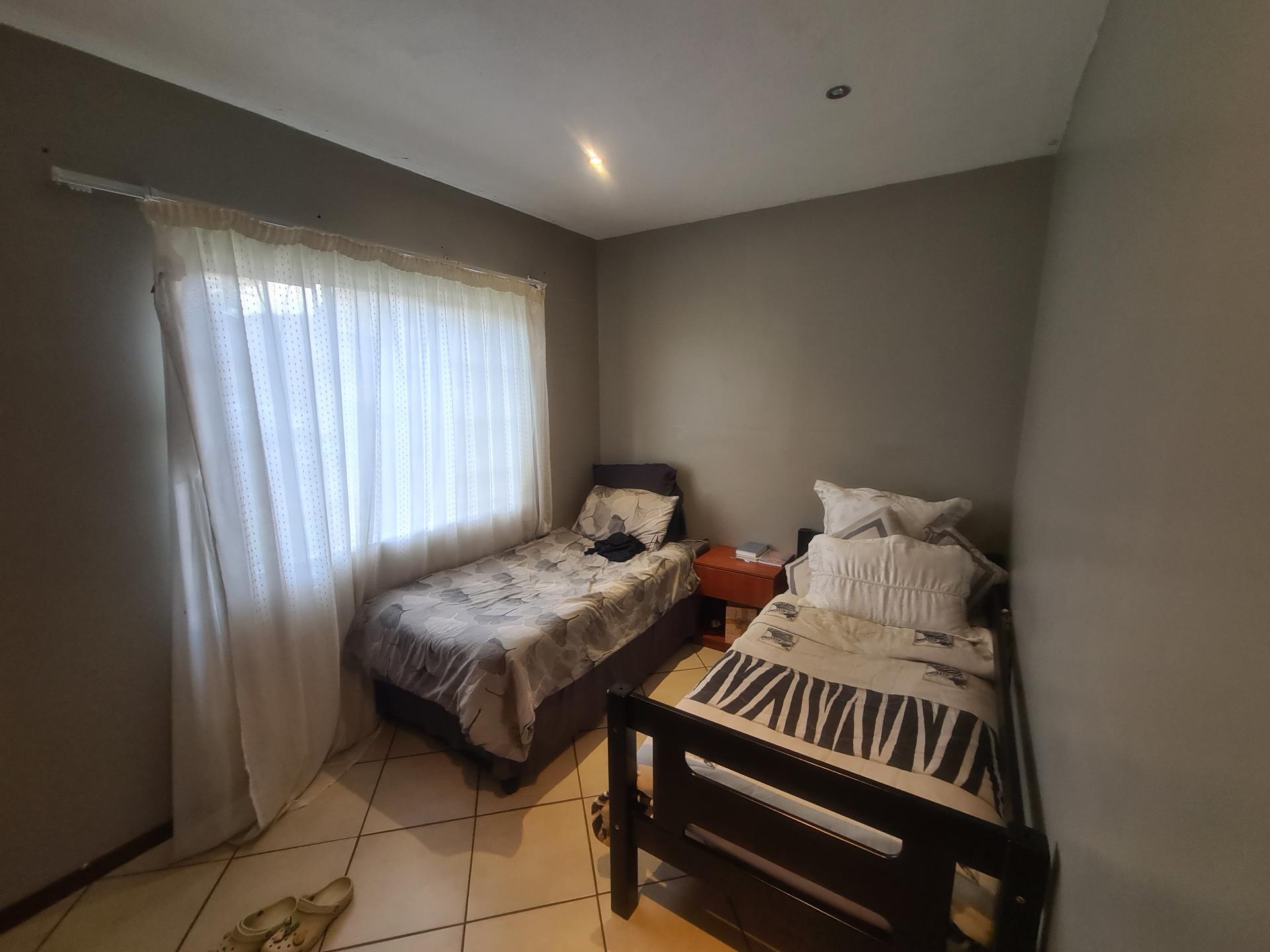 Bed Room 1 - 9 square meters of property in Monavoni