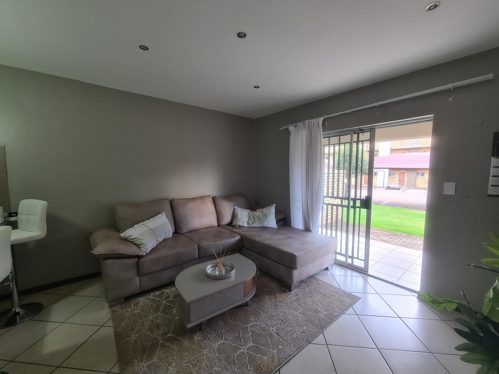 Lounges - 16 square meters of property in Monavoni