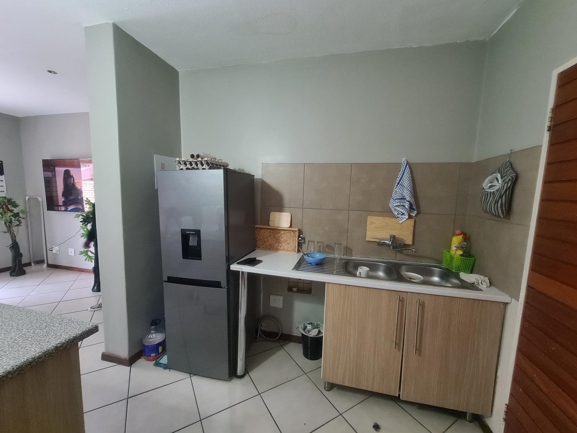 Kitchen - 9 square meters of property in Monavoni