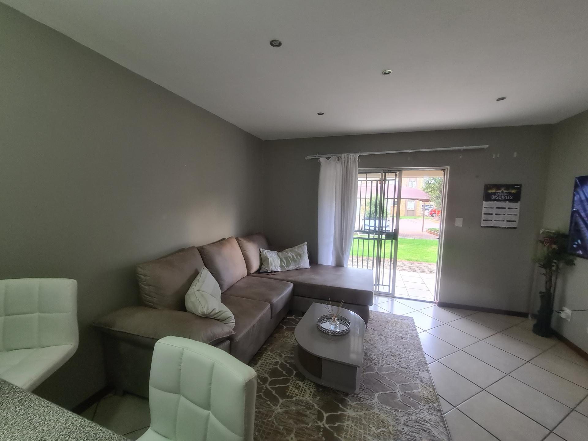 Lounges - 16 square meters of property in Monavoni