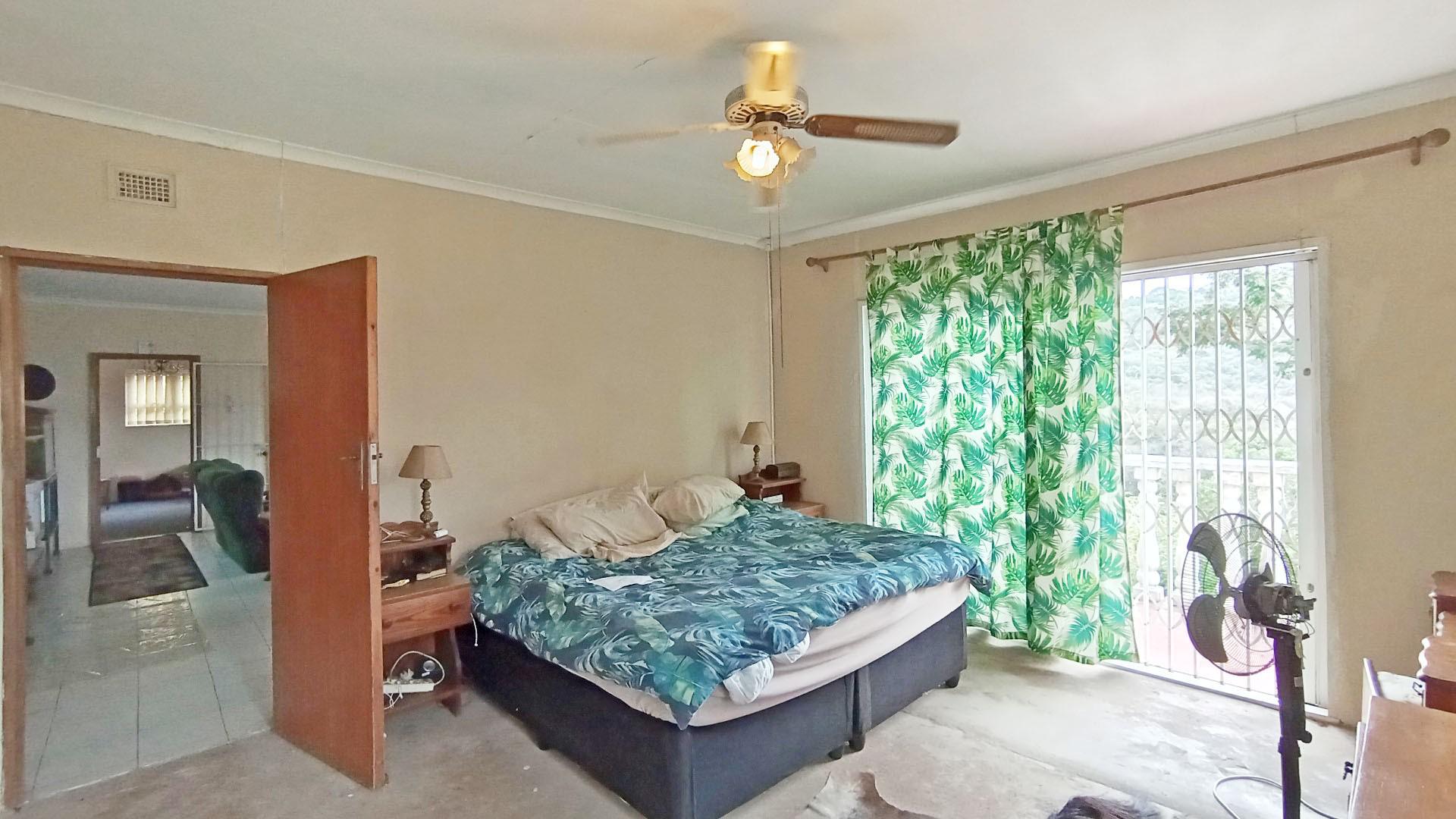 Main Bedroom - 22 square meters of property in Escombe 