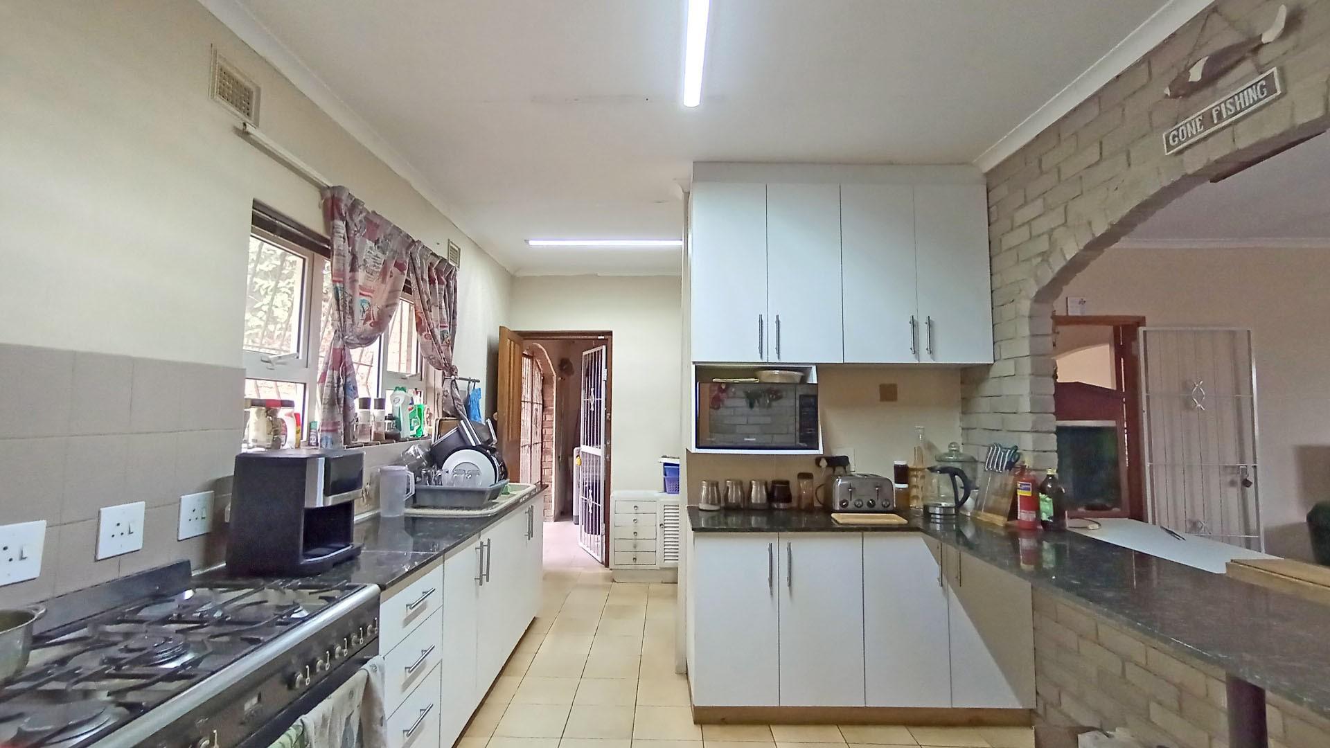 Kitchen - 18 square meters of property in Escombe 