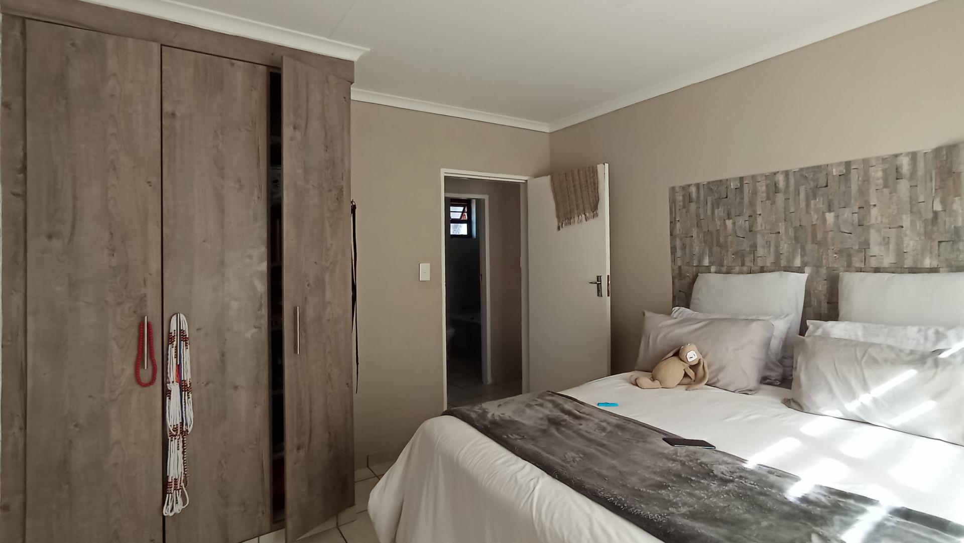 Bed Room 1 - 13 square meters of property in Elandspoort