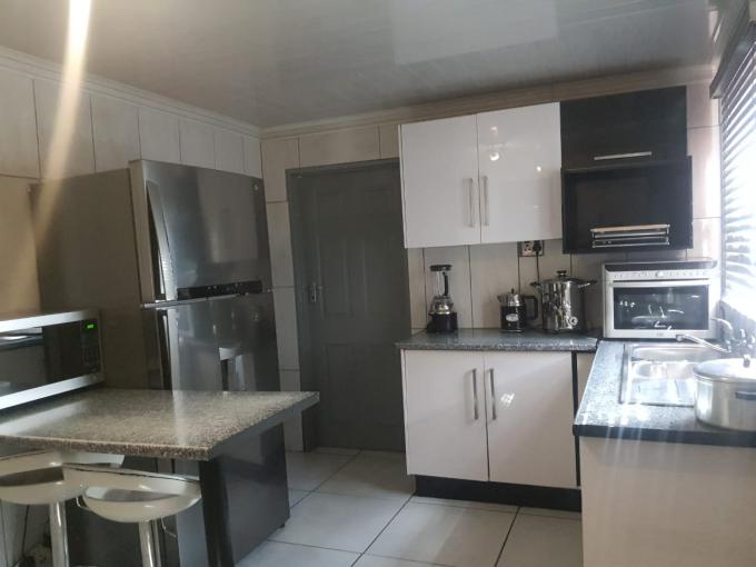 4 Bedroom House for Sale For Sale in Rocklands - MR639459