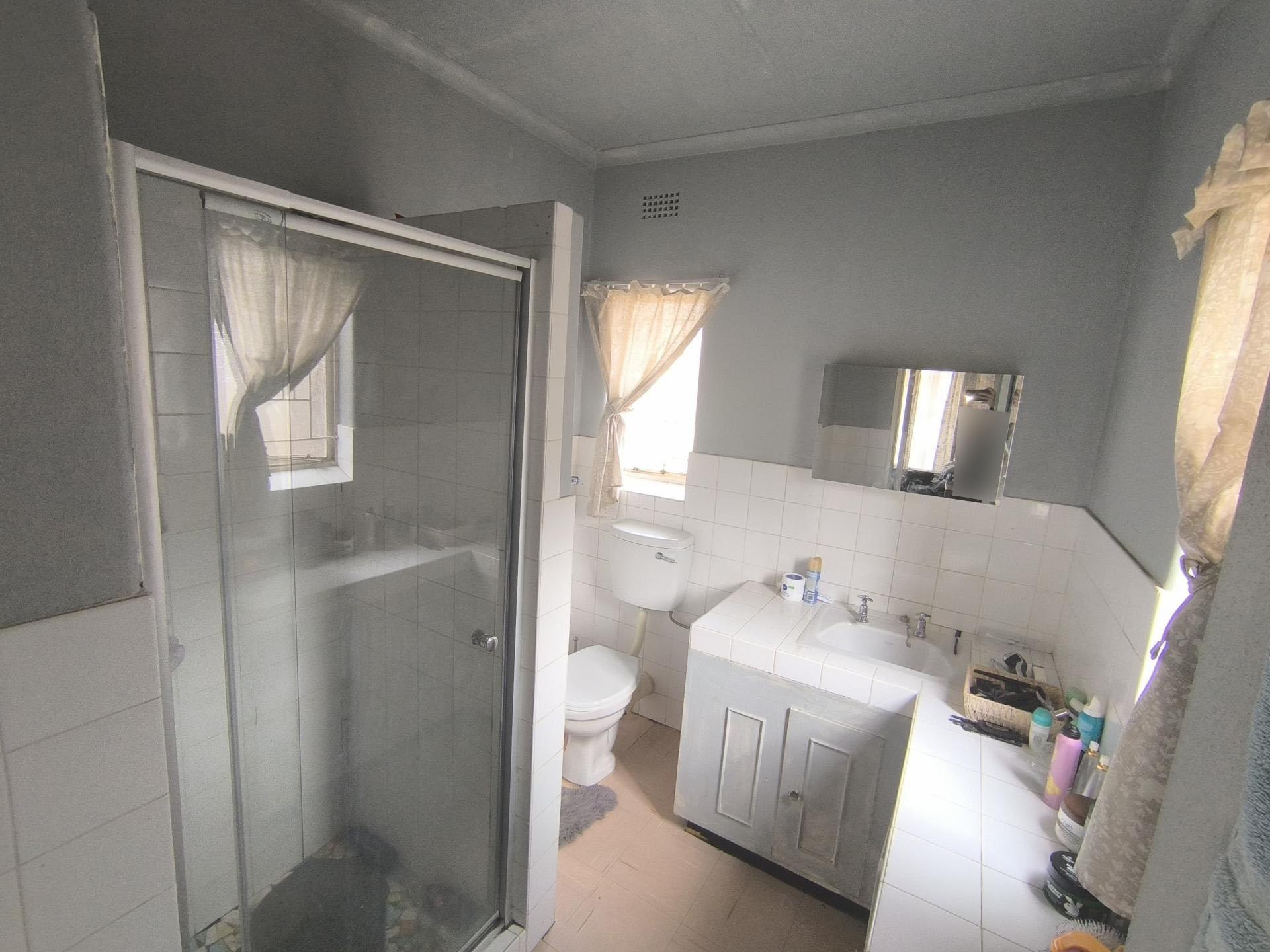 Main Bathroom of property in Krugersdorp