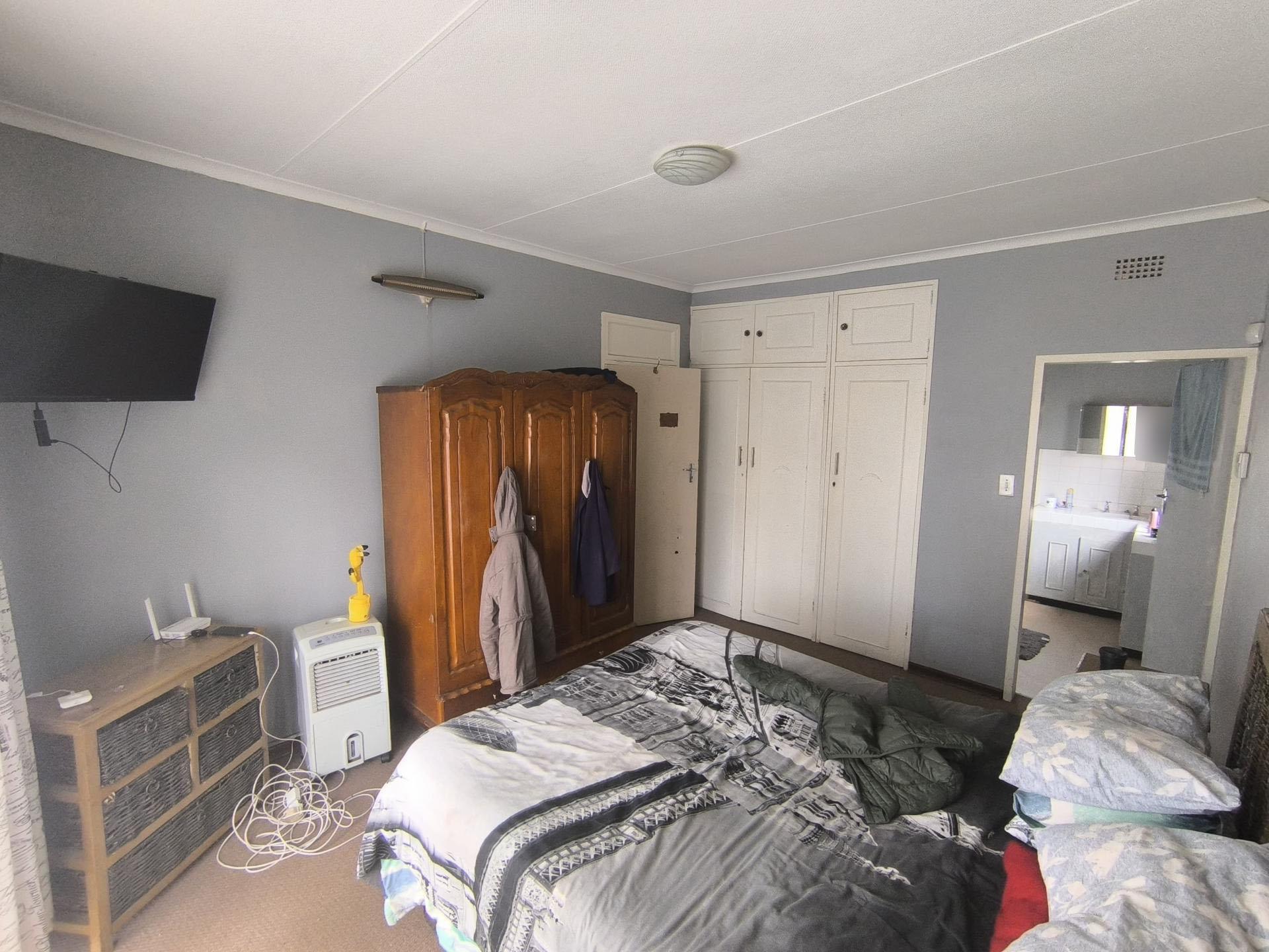 Main Bedroom of property in Krugersdorp