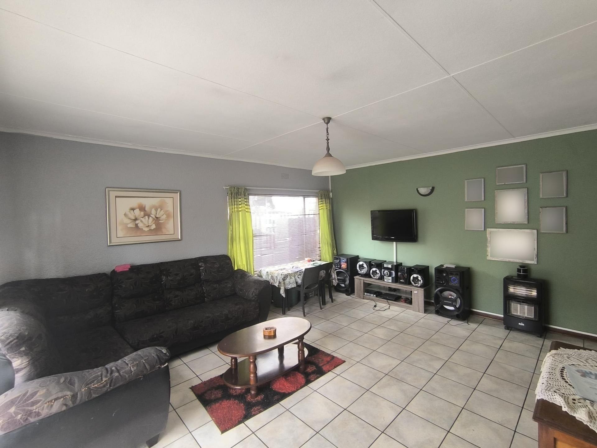 Lounges of property in Krugersdorp