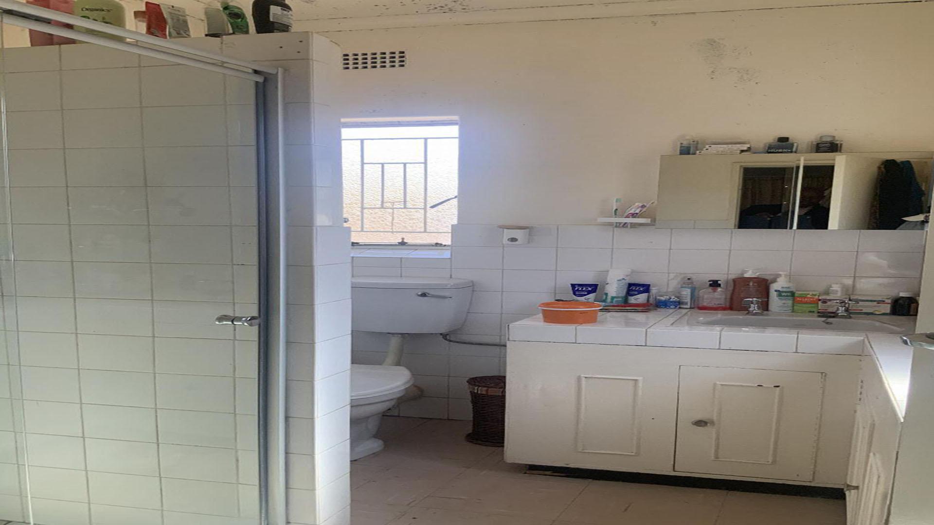 Main Bathroom of property in Krugersdorp