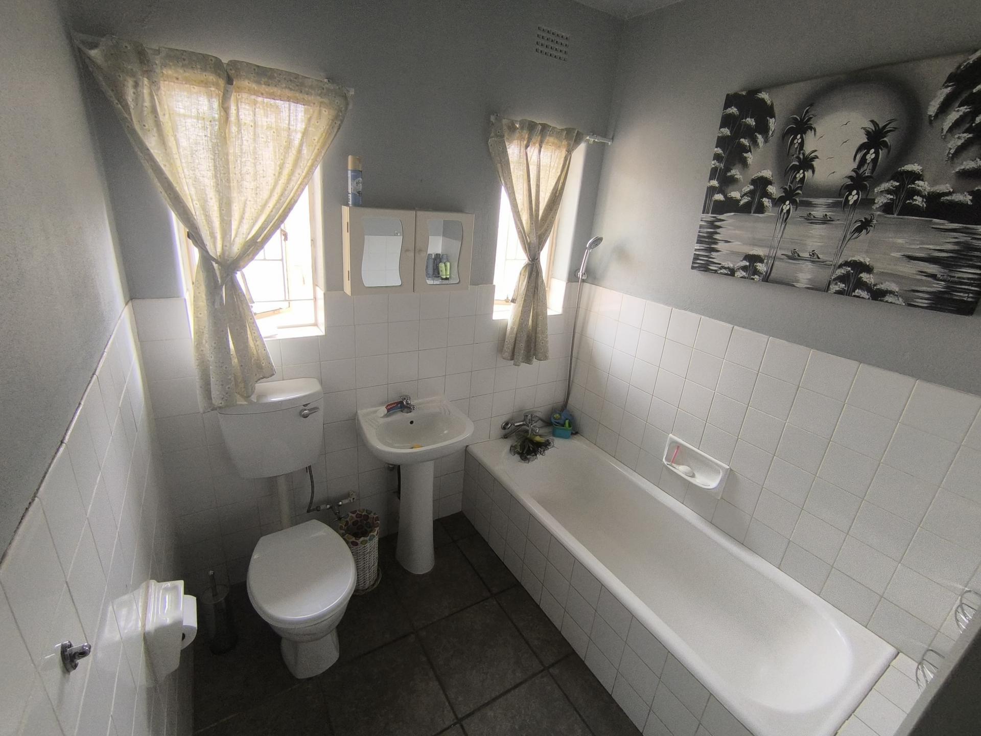Bathroom 2 of property in Krugersdorp