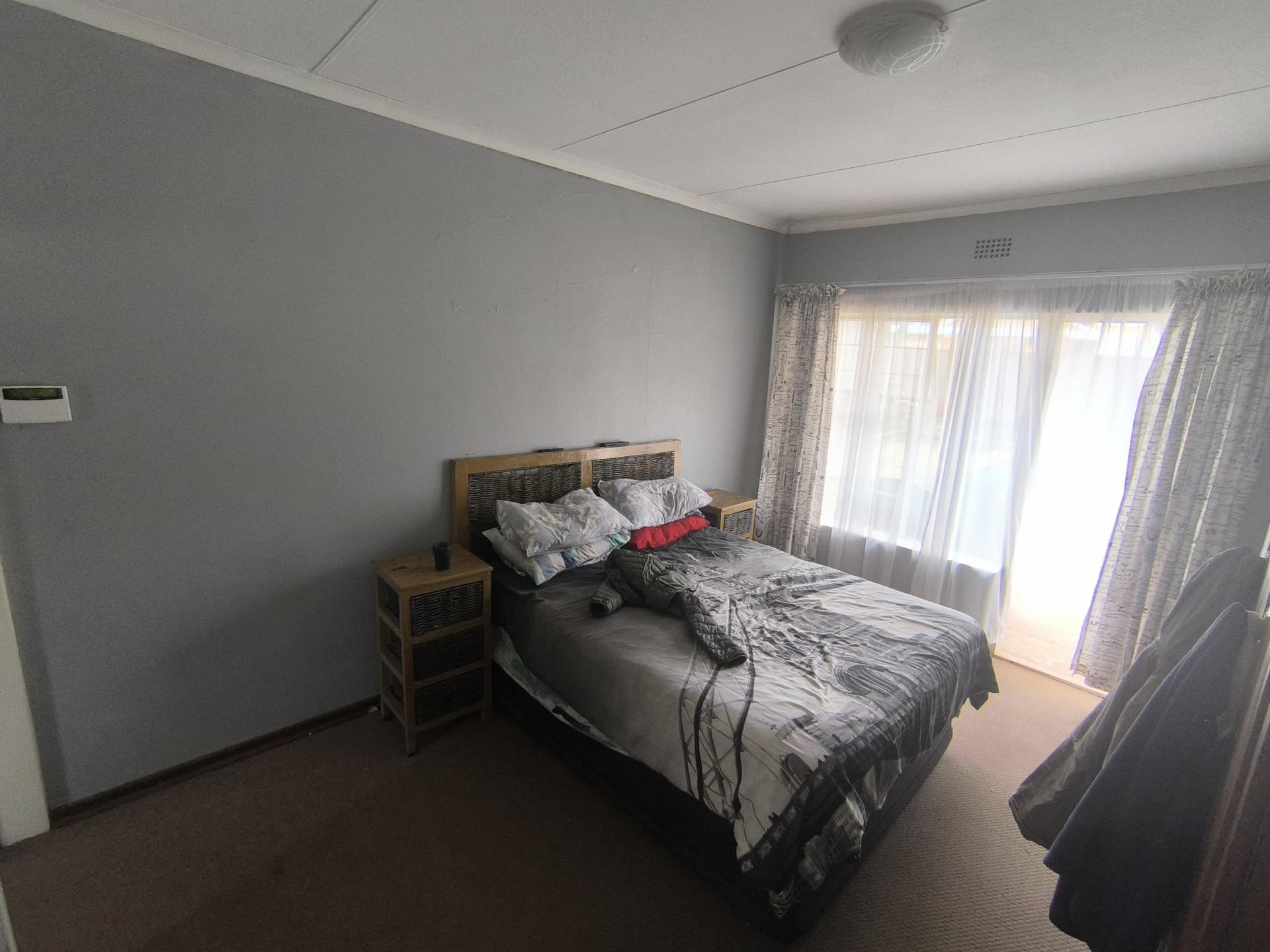 Main Bedroom of property in Krugersdorp