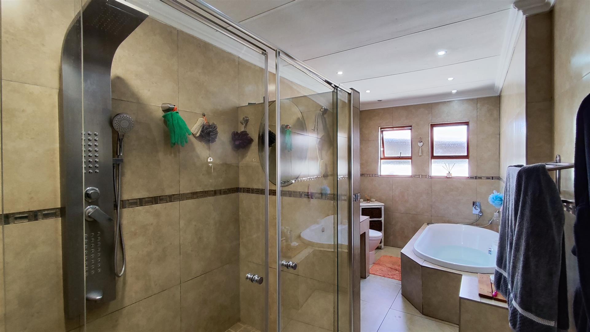 Main Bathroom - 11 square meters of property in Esther Park