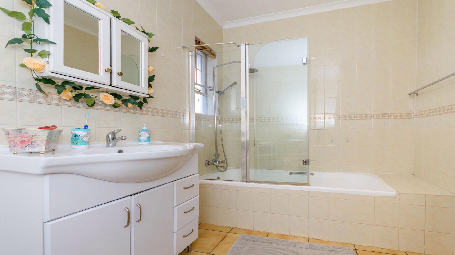 Bathroom 1 - 6 square meters of property in Esther Park