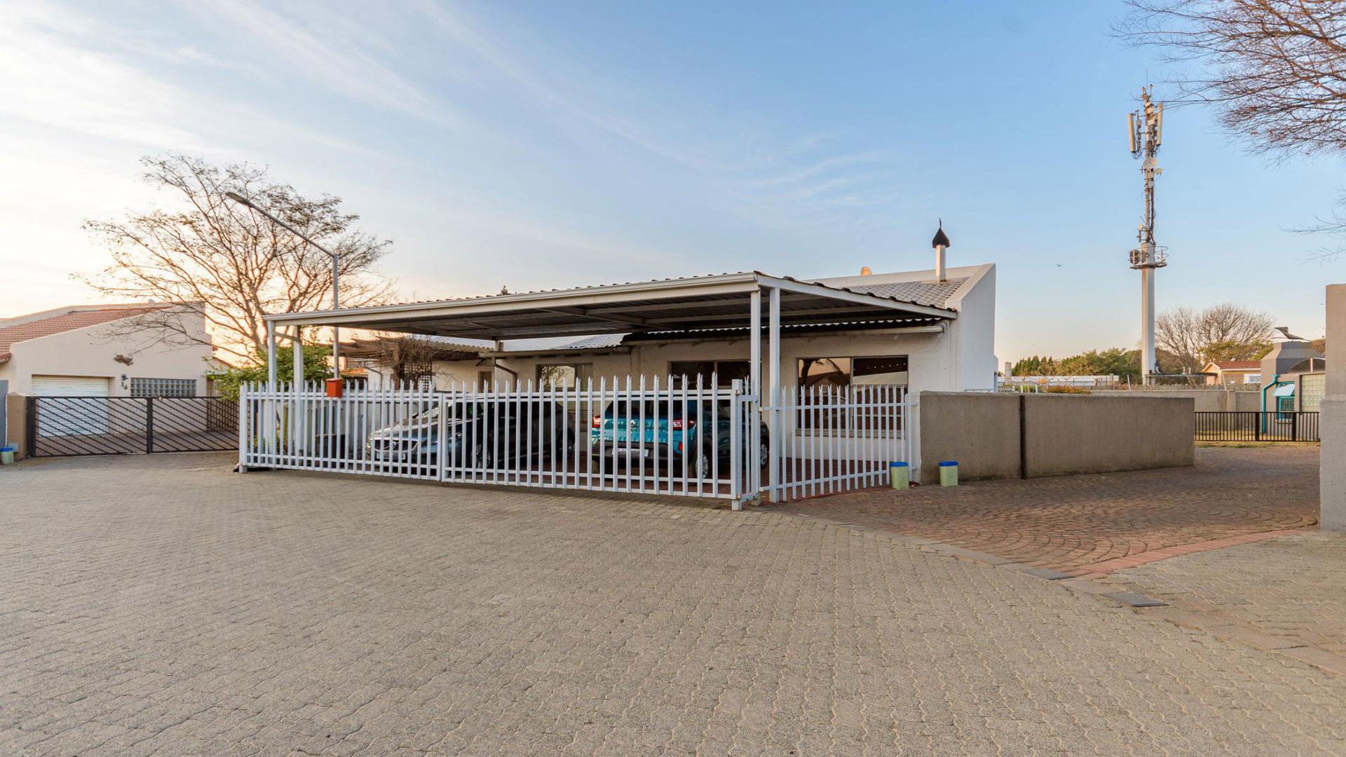 Garage of property in Esther Park