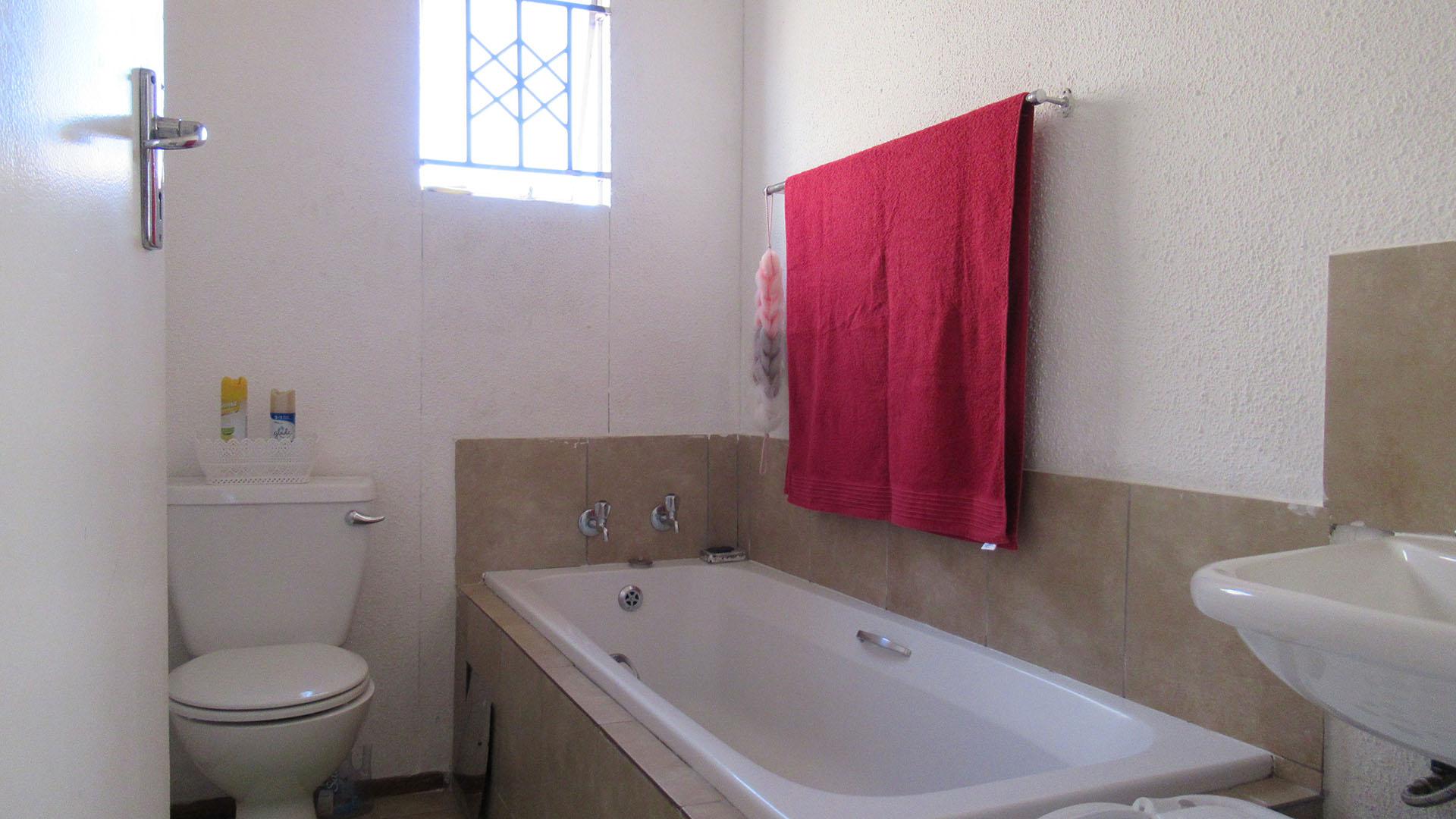 Bathroom 1 - 5 square meters of property in Zandspruit