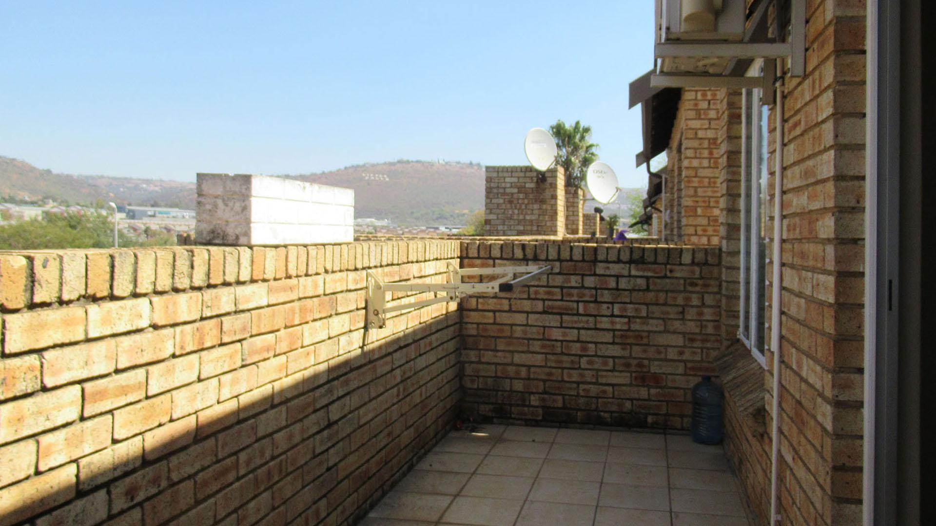 Balcony - 10 square meters of property in Wilgeheuwel 