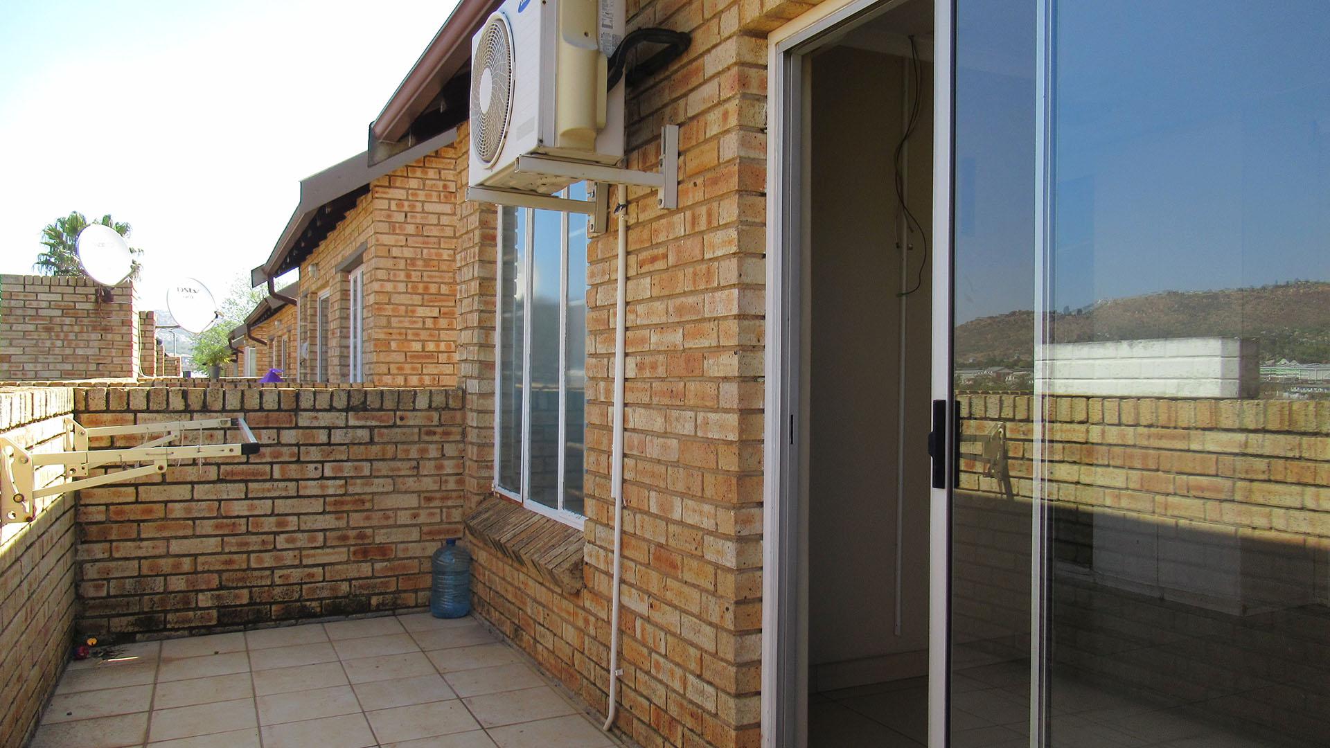 Balcony - 10 square meters of property in Wilgeheuwel 