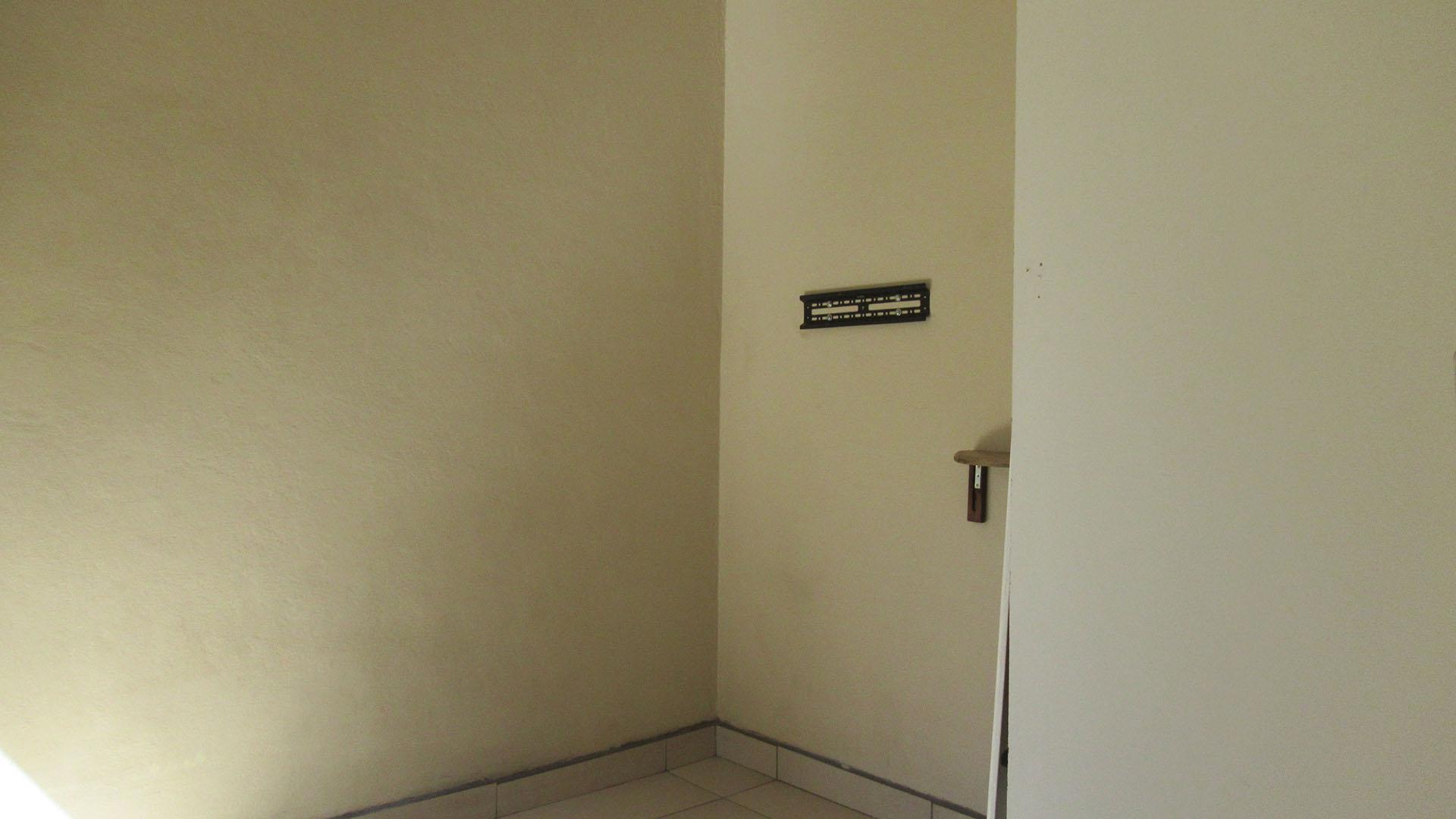 Bed Room 1 - 9 square meters of property in Wilgeheuwel 