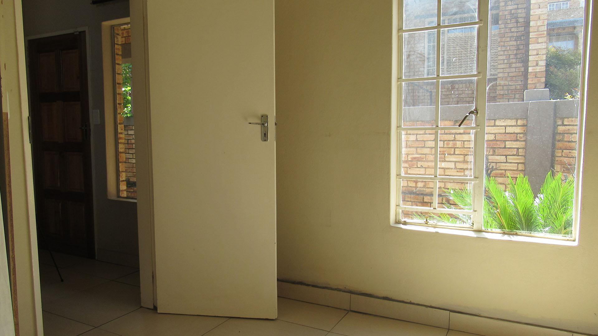 Bed Room 1 - 9 square meters of property in Wilgeheuwel 