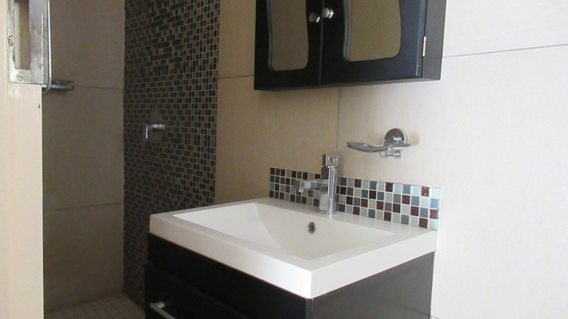 Bathroom 1 - 4 square meters of property in Wilgeheuwel 