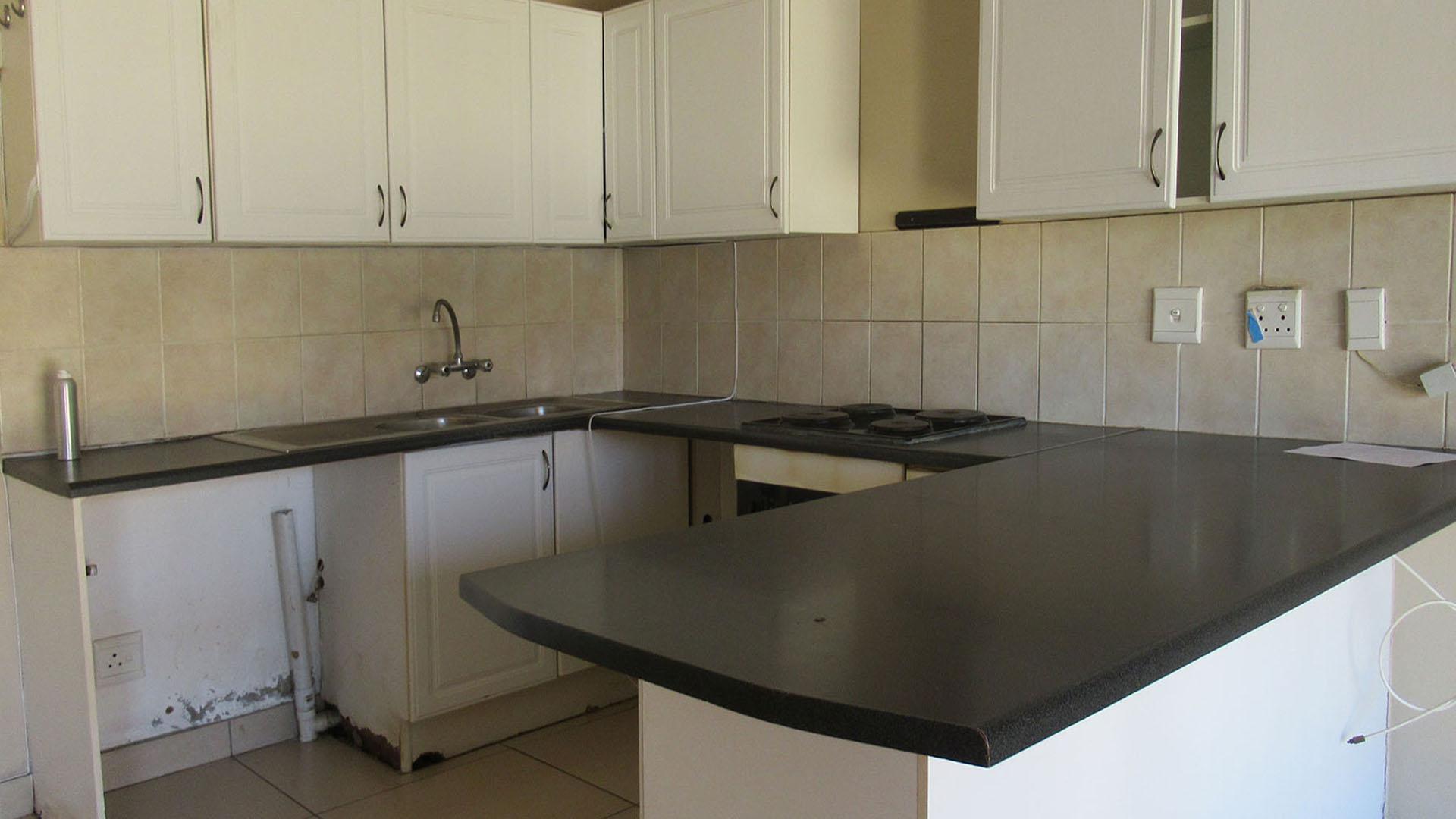 Kitchen - 14 square meters of property in Wilgeheuwel 