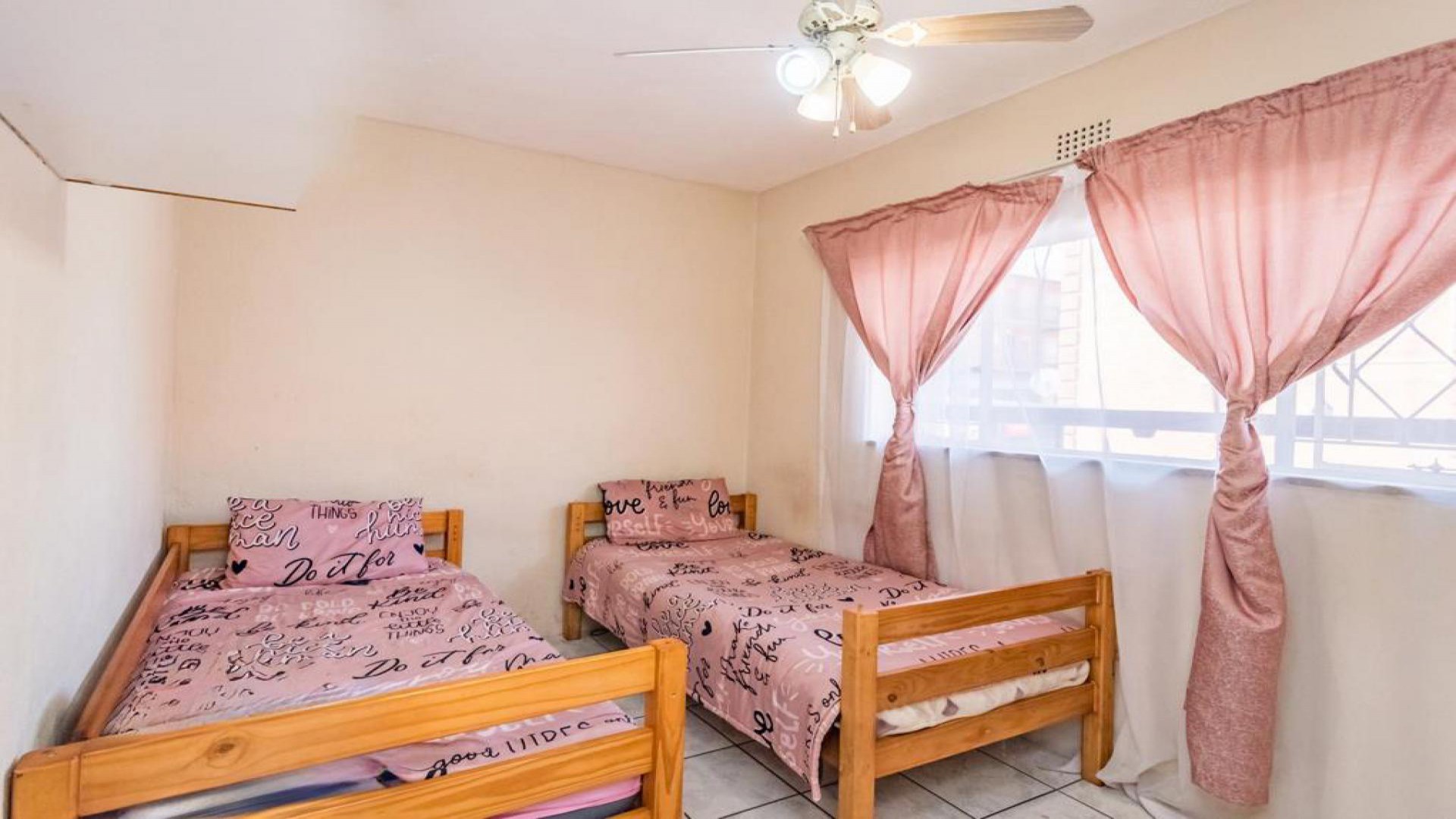 Bed Room 1 - 11 square meters of property in Florida