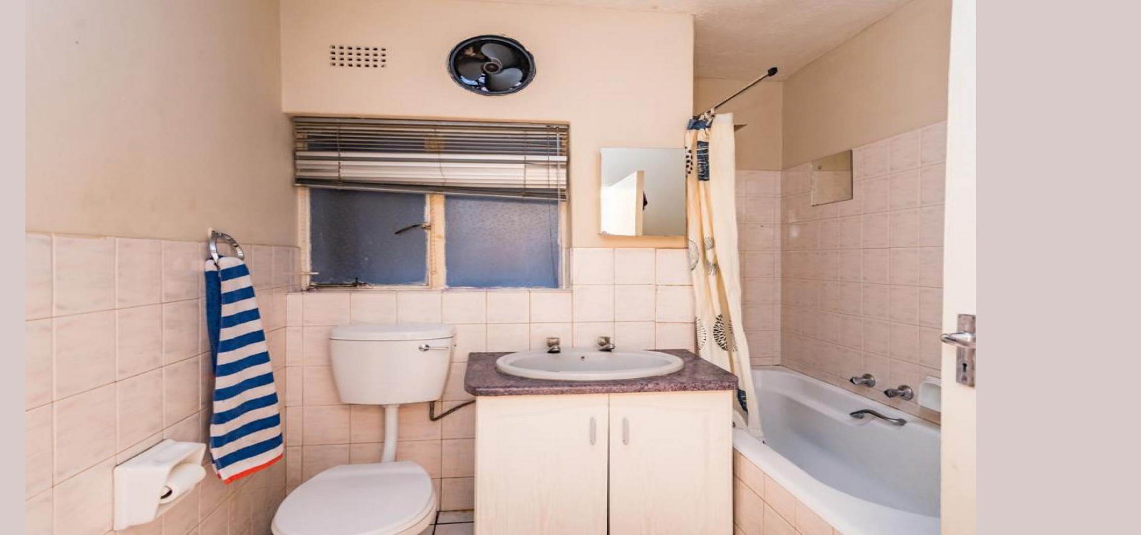 Bathroom 1 - 6 square meters of property in Florida