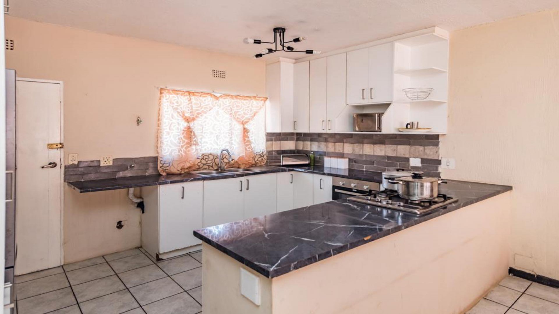 Kitchen - 11 square meters of property in Florida