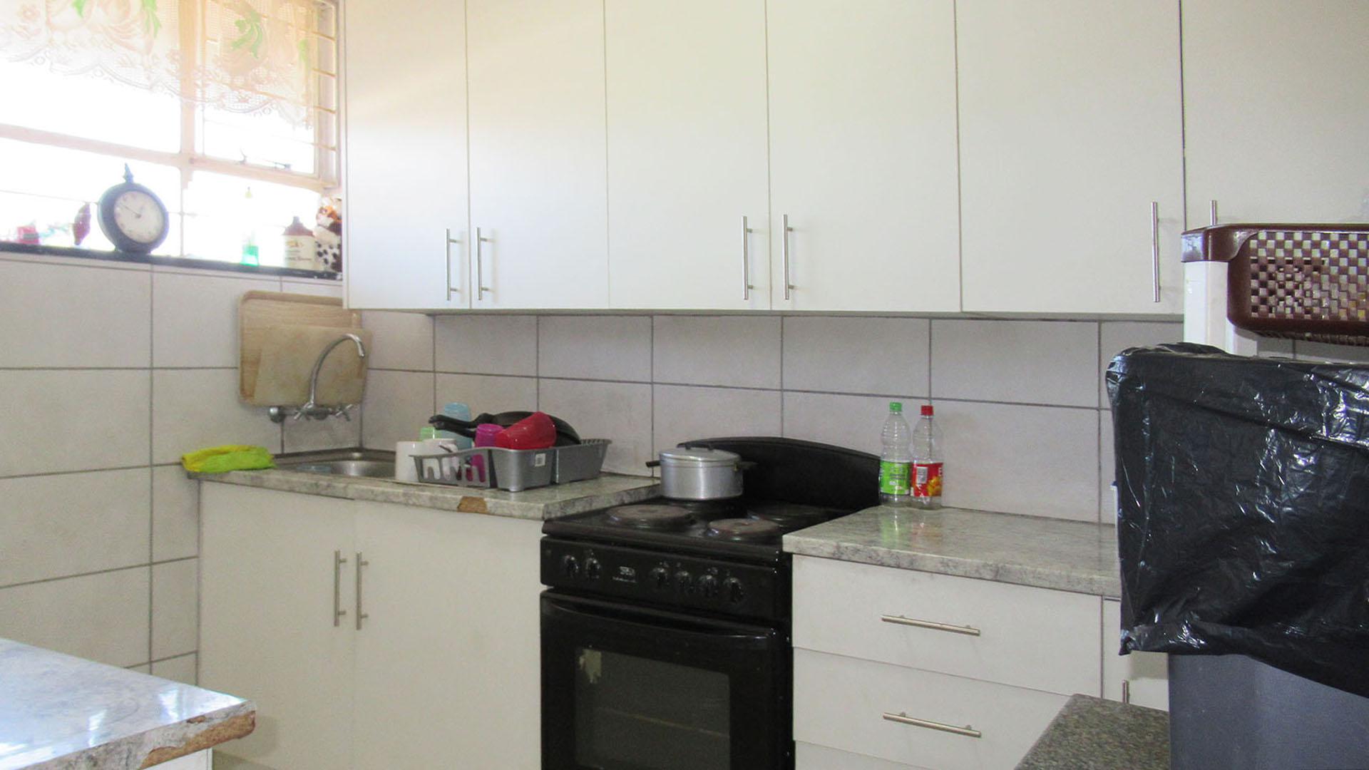 Kitchen - 9 square meters of property in Greenhills