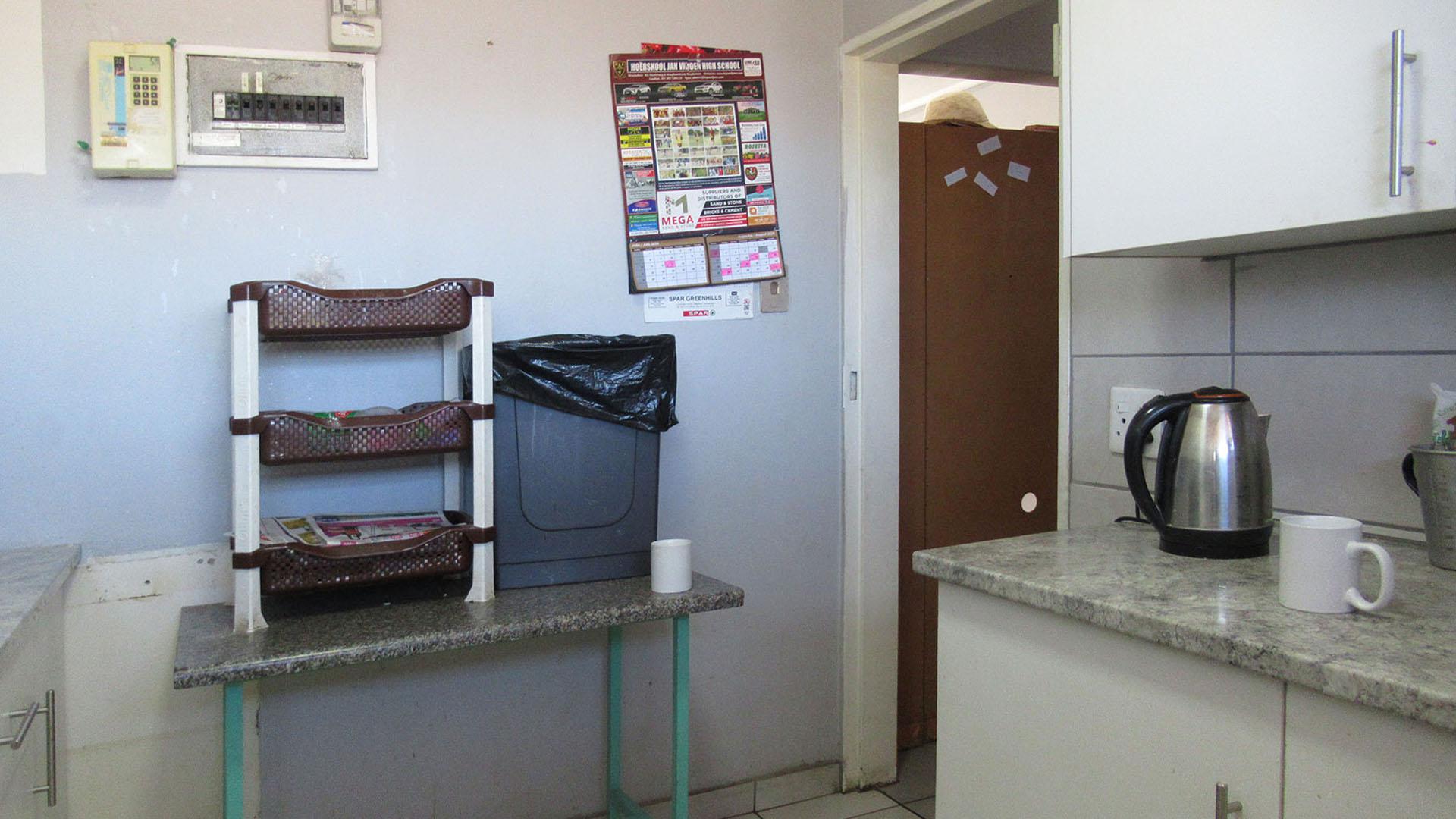 Kitchen - 9 square meters of property in Greenhills
