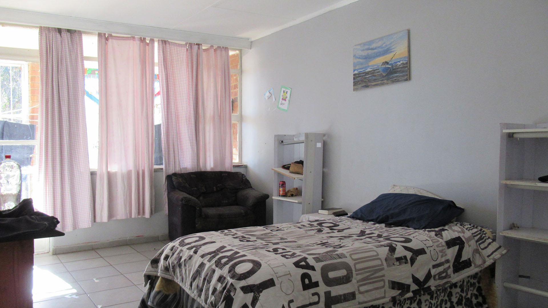 Bed Room 1 - 13 square meters of property in Greenhills