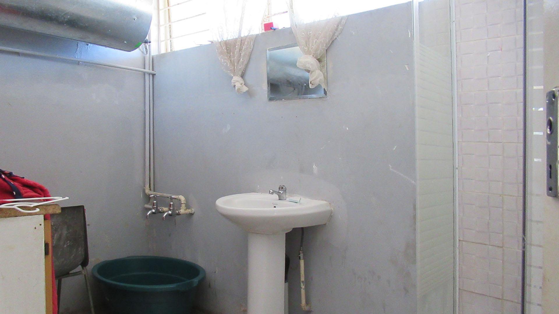 Bathroom 1 - 8 square meters of property in Greenhills