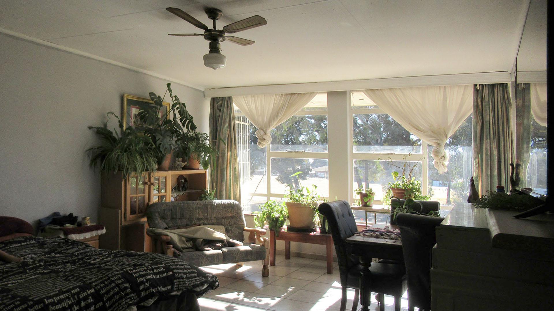 Lounges - 27 square meters of property in Greenhills