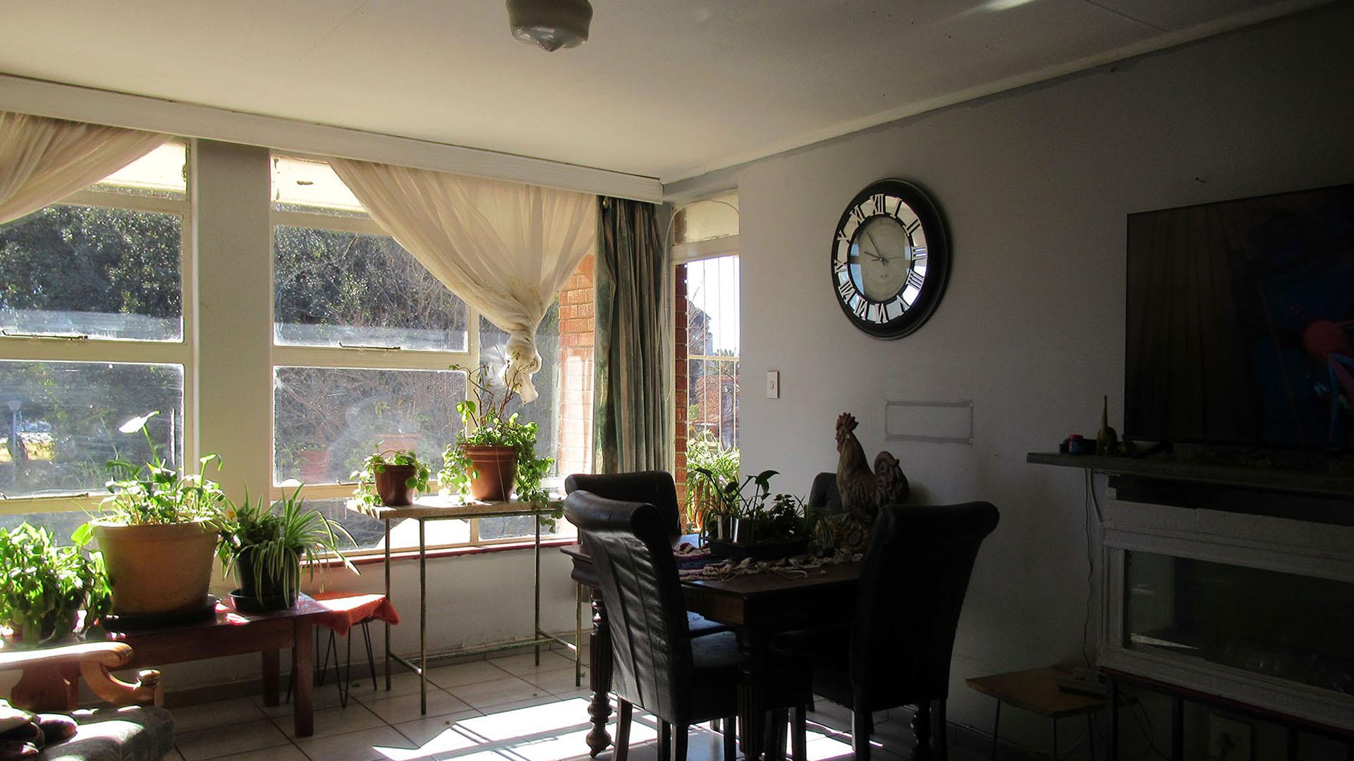 Lounges - 27 square meters of property in Greenhills