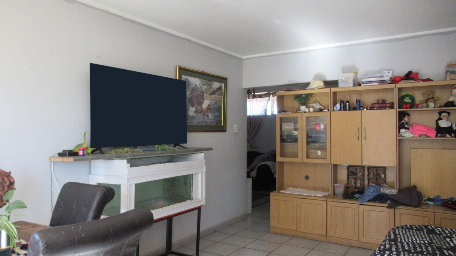 Lounges - 27 square meters of property in Greenhills