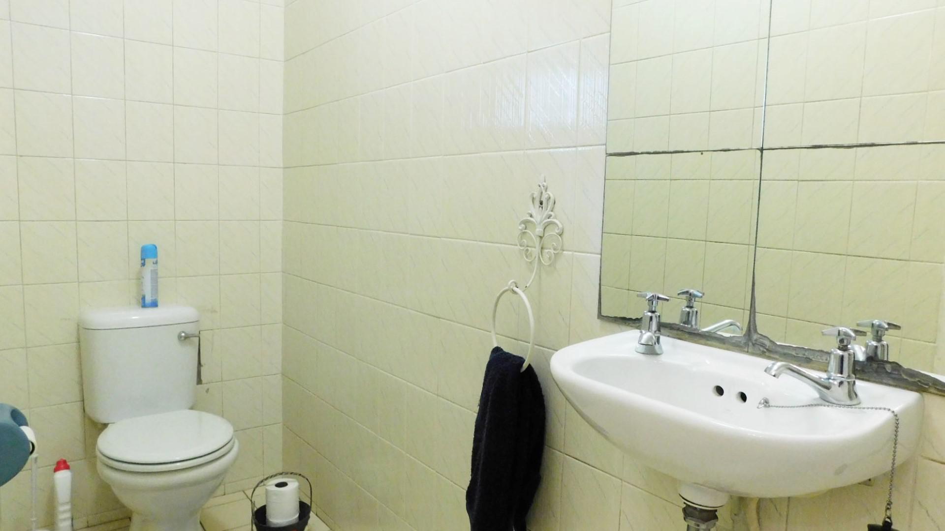 Guest Toilet - 3 square meters of property in Kloof 