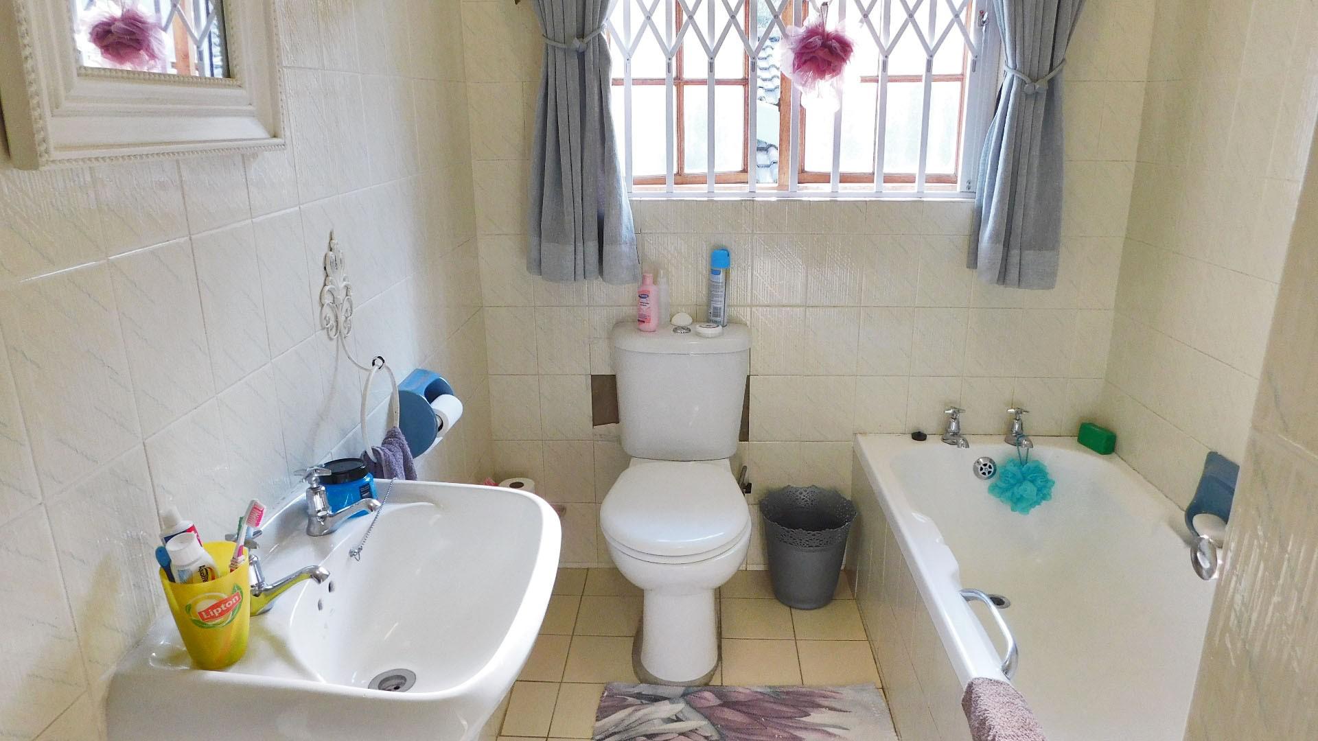 Bathroom 1 - 5 square meters of property in Kloof 