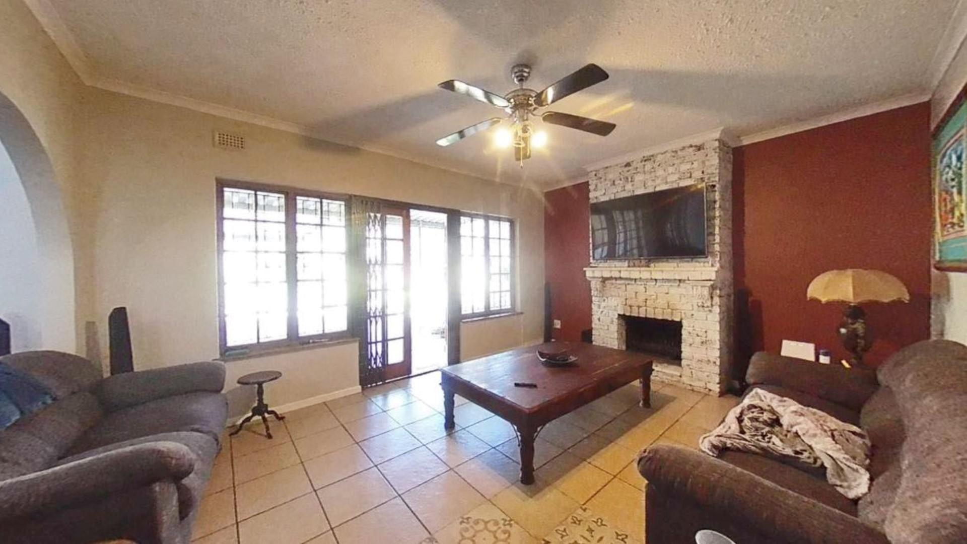 Lounges - 23 square meters of property in Kloof 