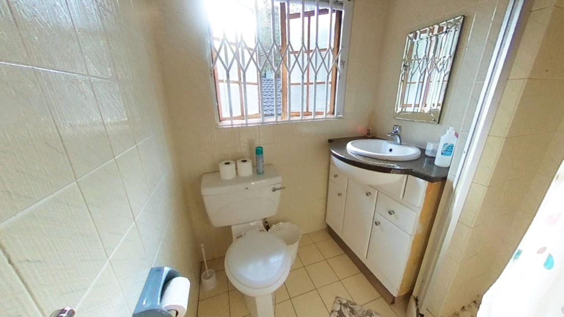 Main Bathroom - 4 square meters of property in Kloof 