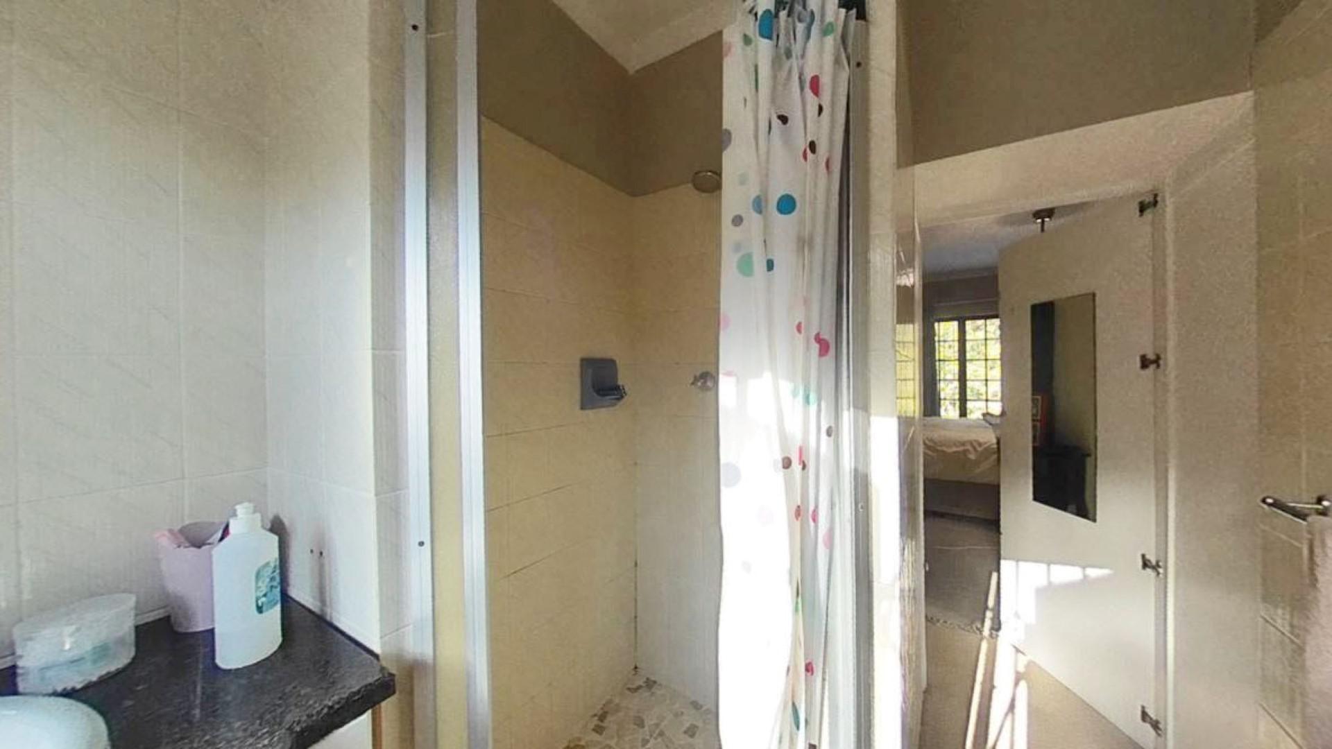 Main Bathroom - 4 square meters of property in Kloof 