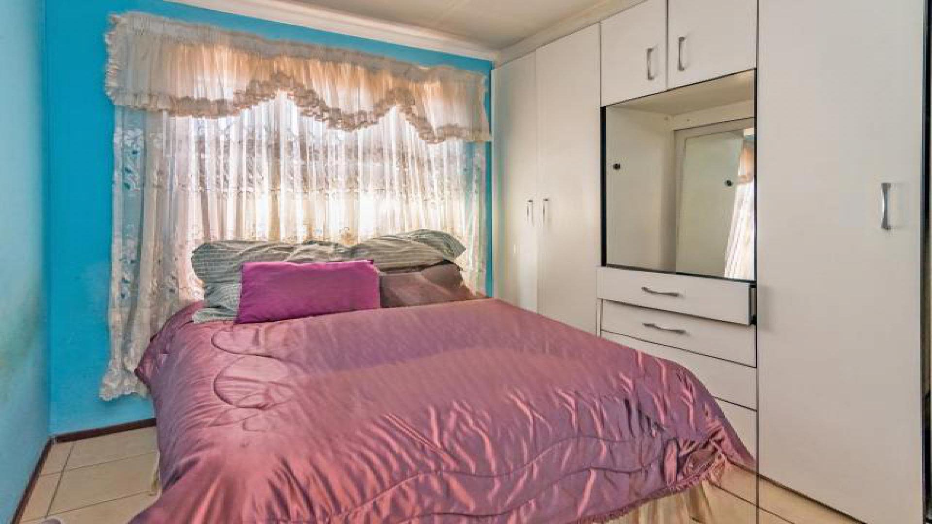 Main Bedroom of property in Protea Glen