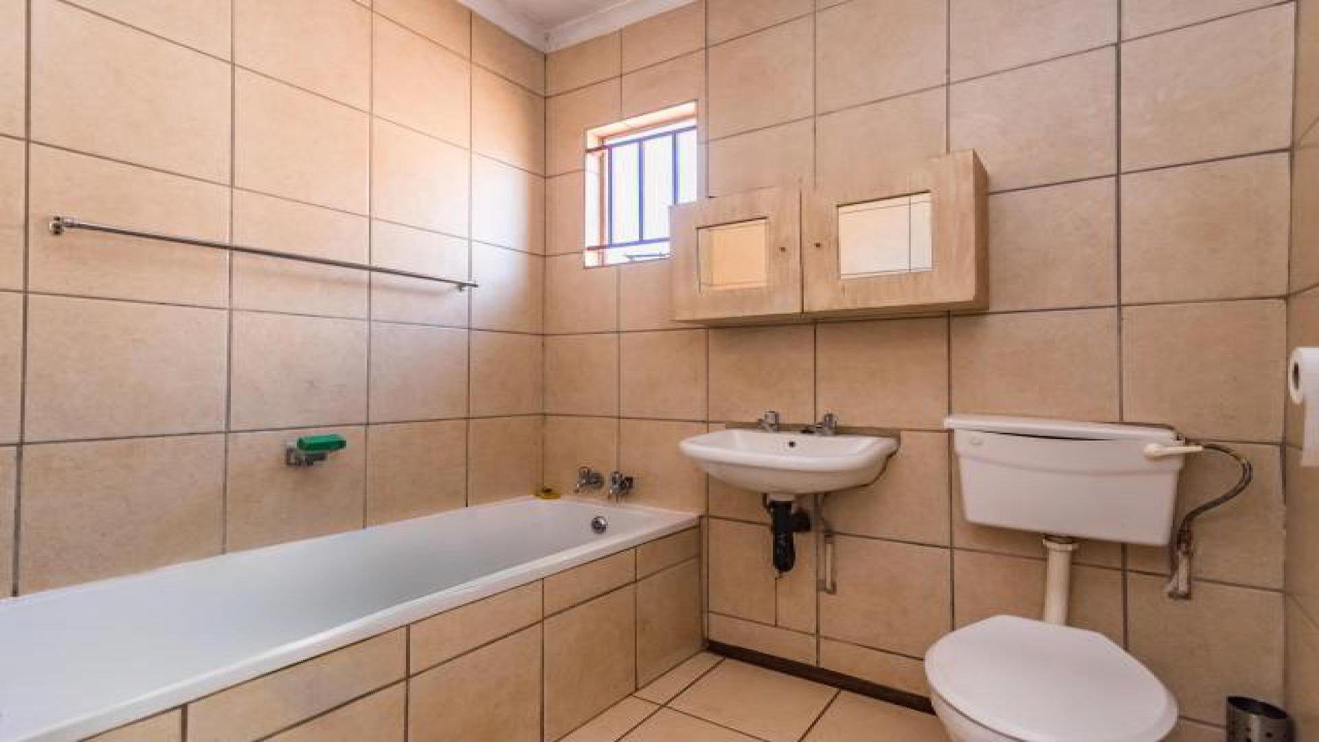 Bathroom 1 of property in Protea Glen