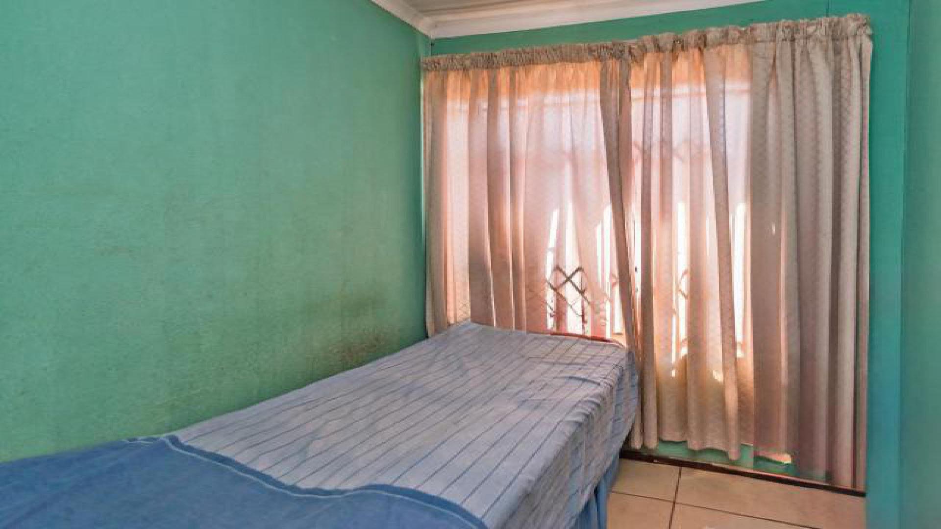 Bed Room 2 of property in Protea Glen